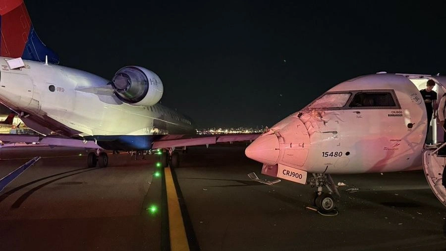 Σύγκρουση δύο αεροπλάνων της Delta στο αεροδρόμιο LaGuardia της Νέας Υόρκης – Τραυματίστηκε αεροσυνοδός