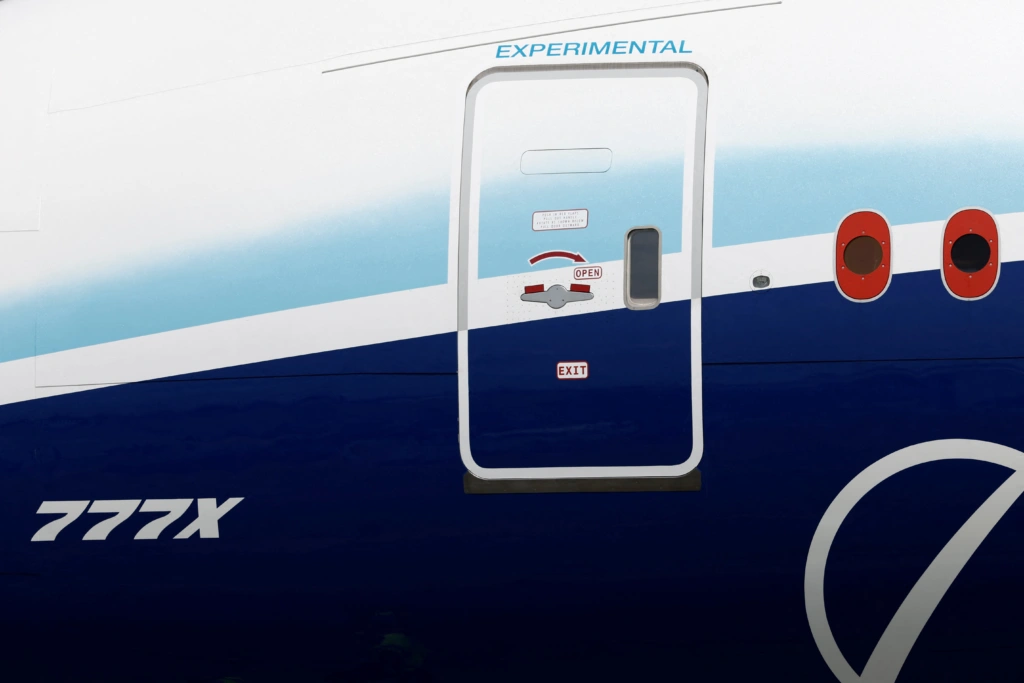 Καταρρέει η Boeing: Το νέο «θαύμα των αιθέρων» 777X δεν πετά… πριν το 2027 – Πρόστιμα-μαμούθ $5 δισ.