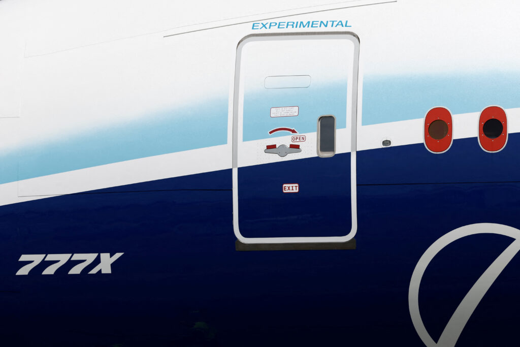 Καταρρέει η Boeing: Το νέο «θαύμα των αιθέρων» 777X δεν πετά… πριν το 2027 – Πρόστιμα-μαμούθ $5 δισ.