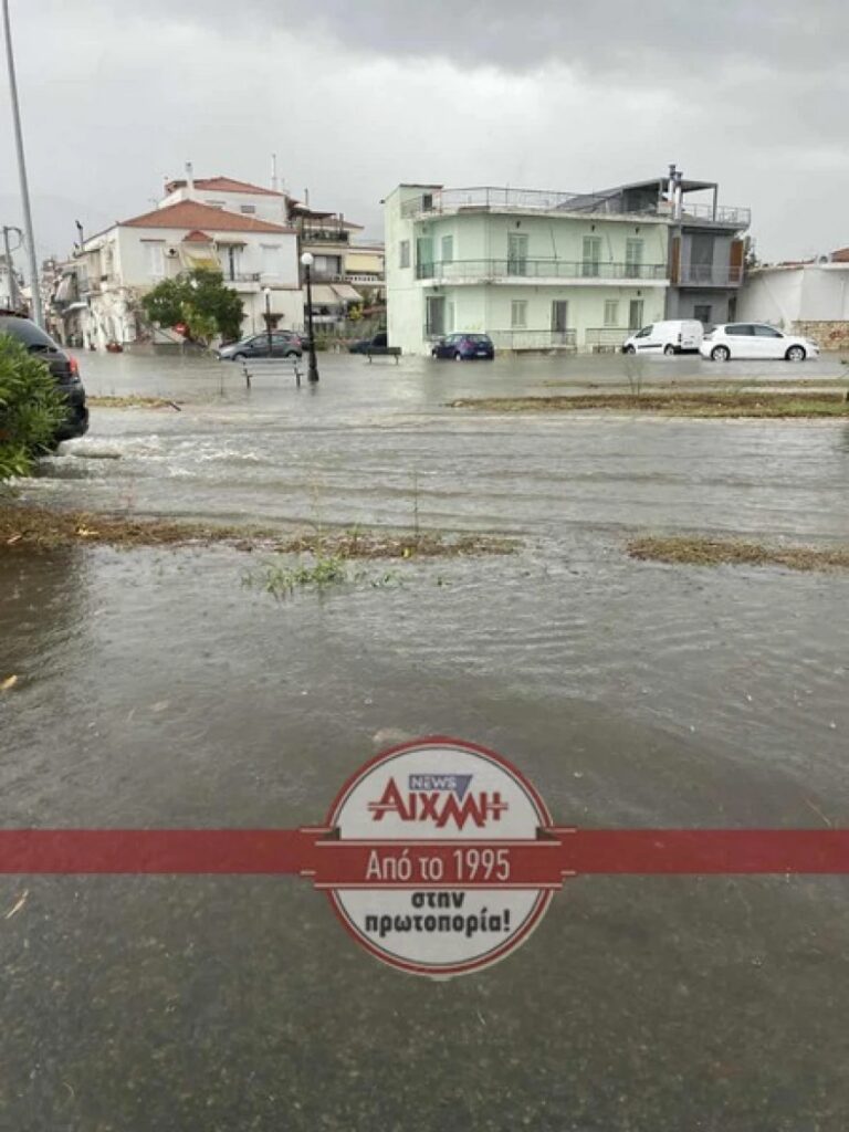 Αιτωλοακαρνανία: Πλημμυρισμένοι δρόμοι στην Κατοχή – «Φταίνε τα ακαθάριστα φρεάτια», λένε οι κάτοικο
