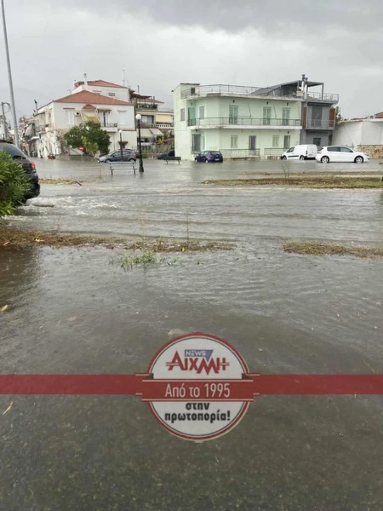 Αιτωλοακαρνανία: Πλημμυρισμένοι δρόμοι στην Κατοχή – «Φταίνε τα ακαθάριστα φρεάτια», λένε οι κάτοικοι