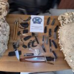 Βουλιαγμένη: Συνελήφθη 47χρονος που είχε στην κατοχή του αρχαίους αμφορείς και μαχαίρια