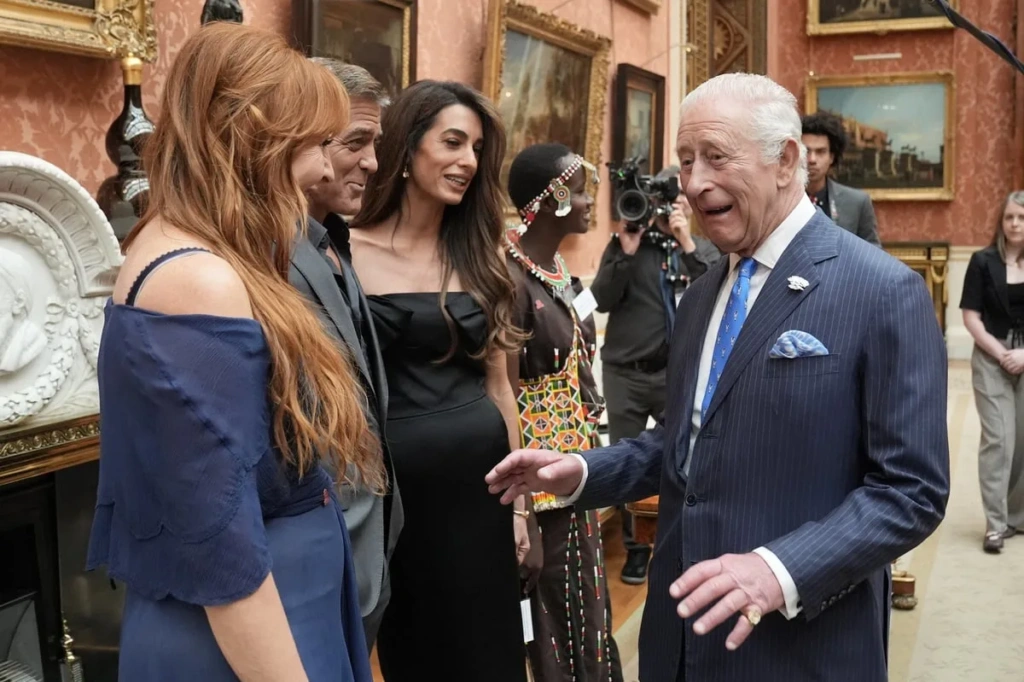 Σάλος με την Αμάλ Αλαμουντίν: Η σύζυγος του Τζορτζ Κλούνεϊ έδειξε ασέβεια προς τον βασιλιά Κάρολο – Η κίνηση που συζητήθηκε (βίντεο)