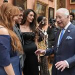 Σάλος με την Αμάλ Αλαμουντίν: Η σύζυγος του Τζορτζ Κλούνεϊ έδειξε ασέβεια προς τον βασιλιά Κάρολο – Η κίνηση που συζητήθηκε (βίντεο)