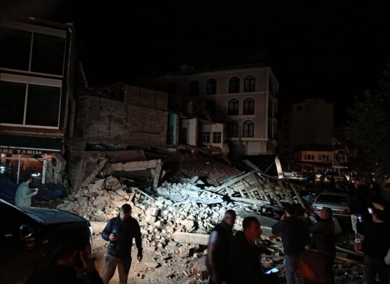 Ισχυρός σεισμός στην Τουρκία: Τρομακτικά βίντεο, κατέρρευσαν σπίτια