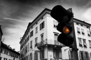 Τι προβλέπει ο νέος ΚΟΚ για το πορτοκαλί φανάρι