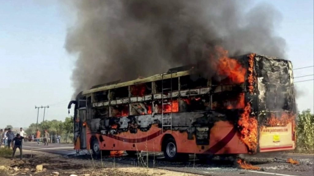 Τουλάχιστον 20 νεκροί στην πυρκαγιά σε λεωφορείο στην Ινδία
