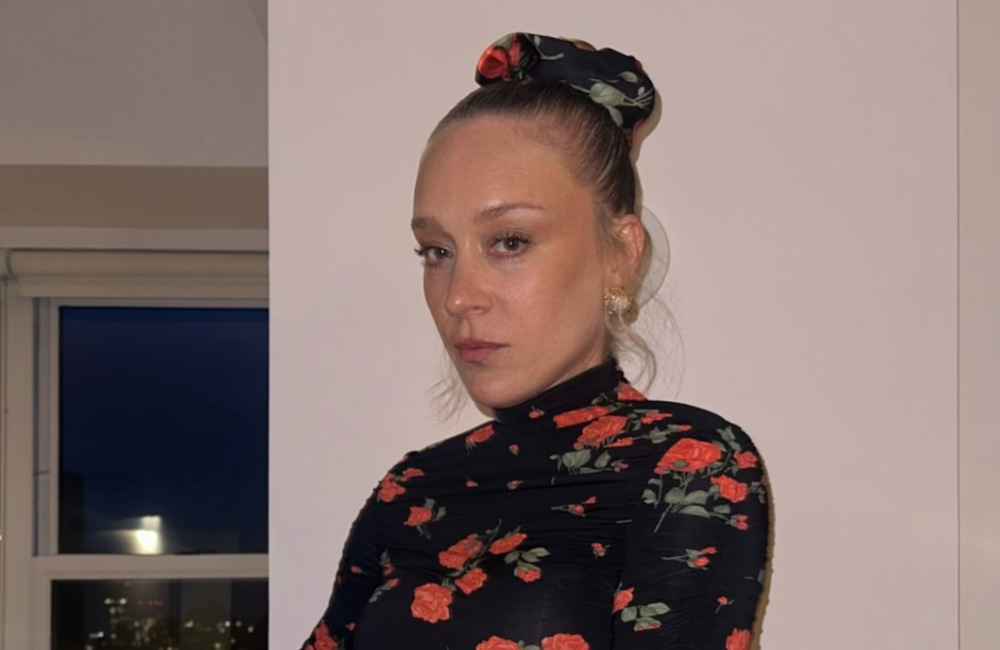 Η Κλόι Σεβινί φόρεσε την καπαρντίνα με φρέσκο τρόπο