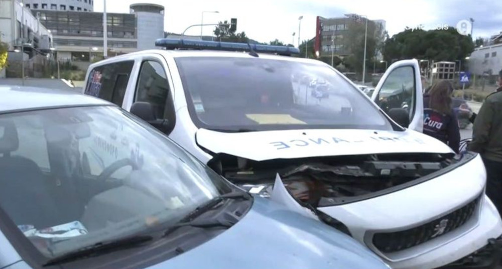 Θεσσαλονίκη: Αυτοκίνητο συγκρούστηκε με ασθενοφόρο