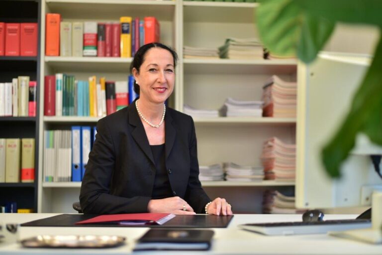 Σοκ στη Γερμανία: Μαχαίρωσαν νεοεκλεγείσα δήμαρχο μπροστά στο σπίτι της – Νοσηλεύεται σε κρίσιμη κατάσταση