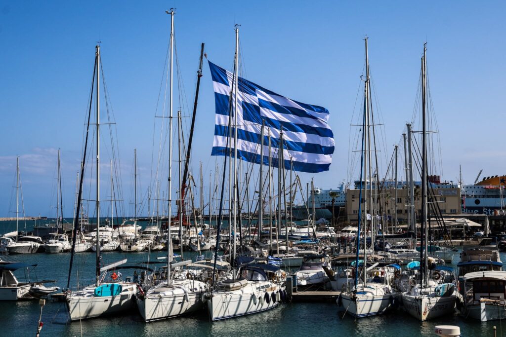 Κρήτη: Ανυψώθηκε γιγαντιαία σημαία 1.440 τ.μ. στον εορτασμό της 28ης Οκτωβρίου