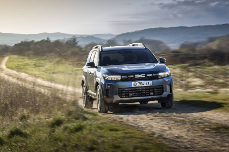 Dacia Bigster: Νέα υβριδική έκδοση με αυτονομία 1.450 km και τιμή κάτω από 25.000 ευρώ – Αναλυτικά τα πακέτα