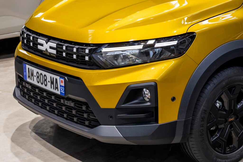 Το crossover της Dacia που κάνει 1.600 km με ένα γέμισμα – Στην Ελλάδα με κάτω από 20.000 ευρώ;