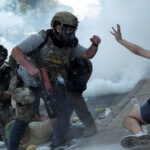 Βομβιστική επίθεση σε φεστιβάλ στη Μιανμάρ: Δεκάδες νεκροί – Έριξαν εκρηκτικά από αλεξίπτωτο πλαγιάς