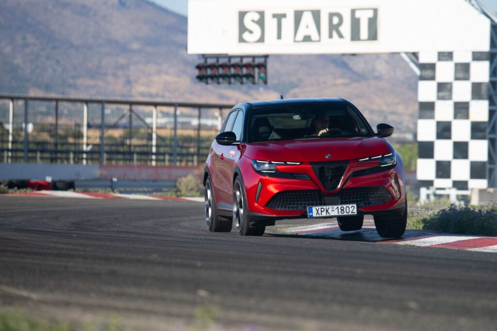 Δοκιμάζουμε σε δρόμο και πίστα την Alfa Romeo Junior Veloce: Είναι μια πραγματική Alfa Romeo;