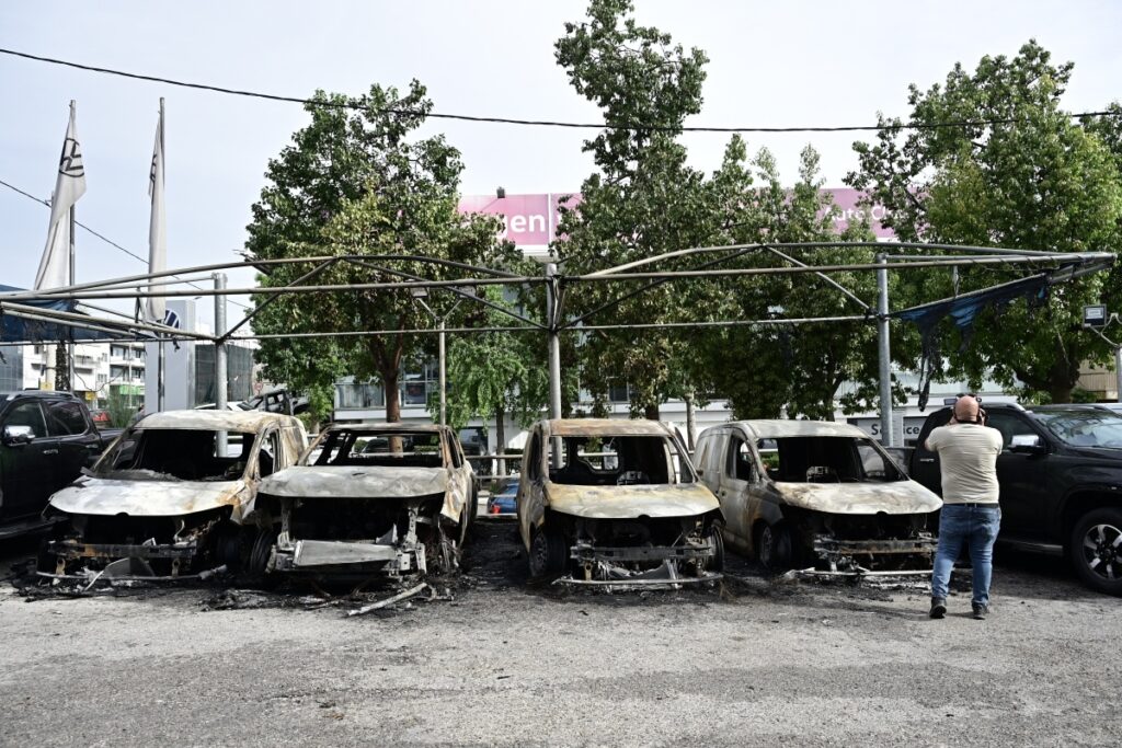 Νέα Φιλαδέλφεια: Εμπρηστική επίθεση η φωτιά σε αντιπροσωπεία οχημάτων – Κάηκαν 12 οχήματα [Εικ