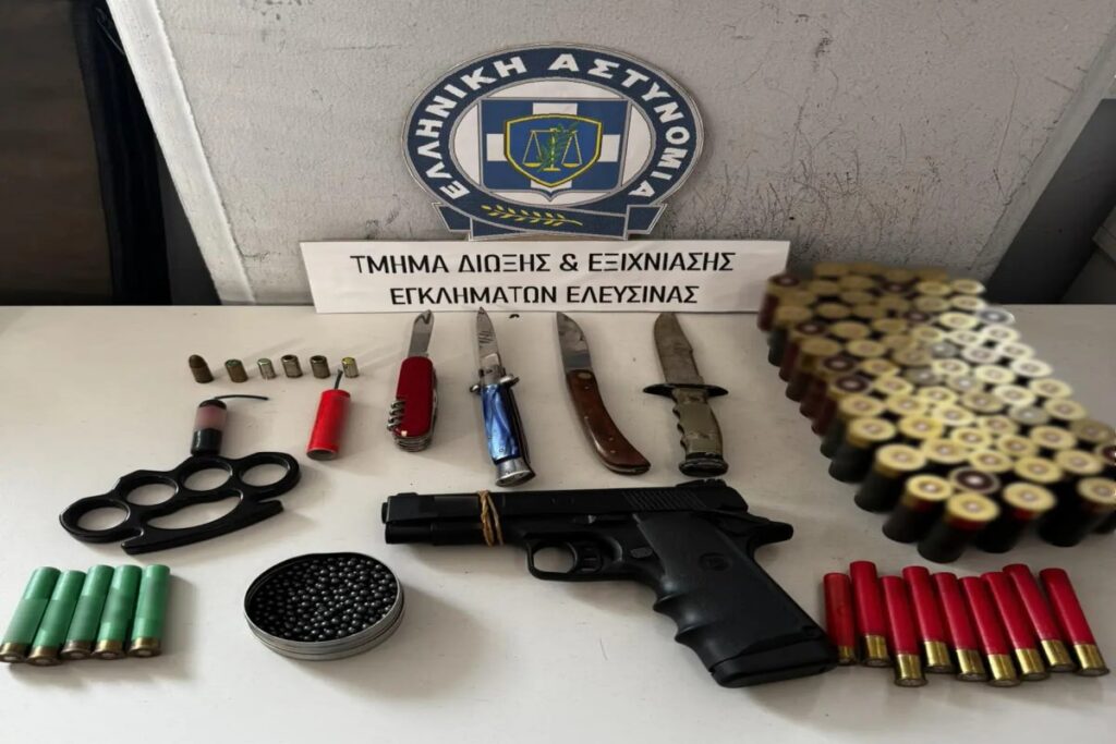 Ελευσίνα: 17χρονος απείλησε με πιστόλι μαθητή σε σχολείο – Βρέθηκε οπλοστάσιο στο σπίτι του [Ε