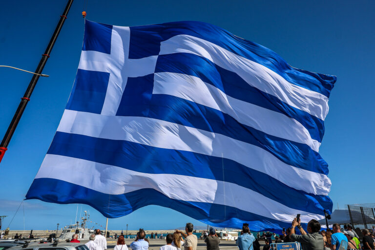 Ελληνική σημαία: Γιατί είναι γαλανόλευκη και έχει εννιά λωρίδες