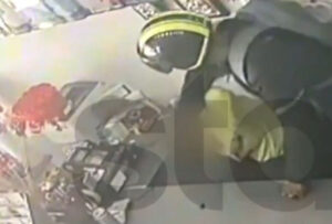 Νέο Ηράκλειο: Πατέρας ξυλοκόπησε τη 25χρονη κόρη του σε κατάστημα - Καρέ-καρέ το άγριο περιστατικό