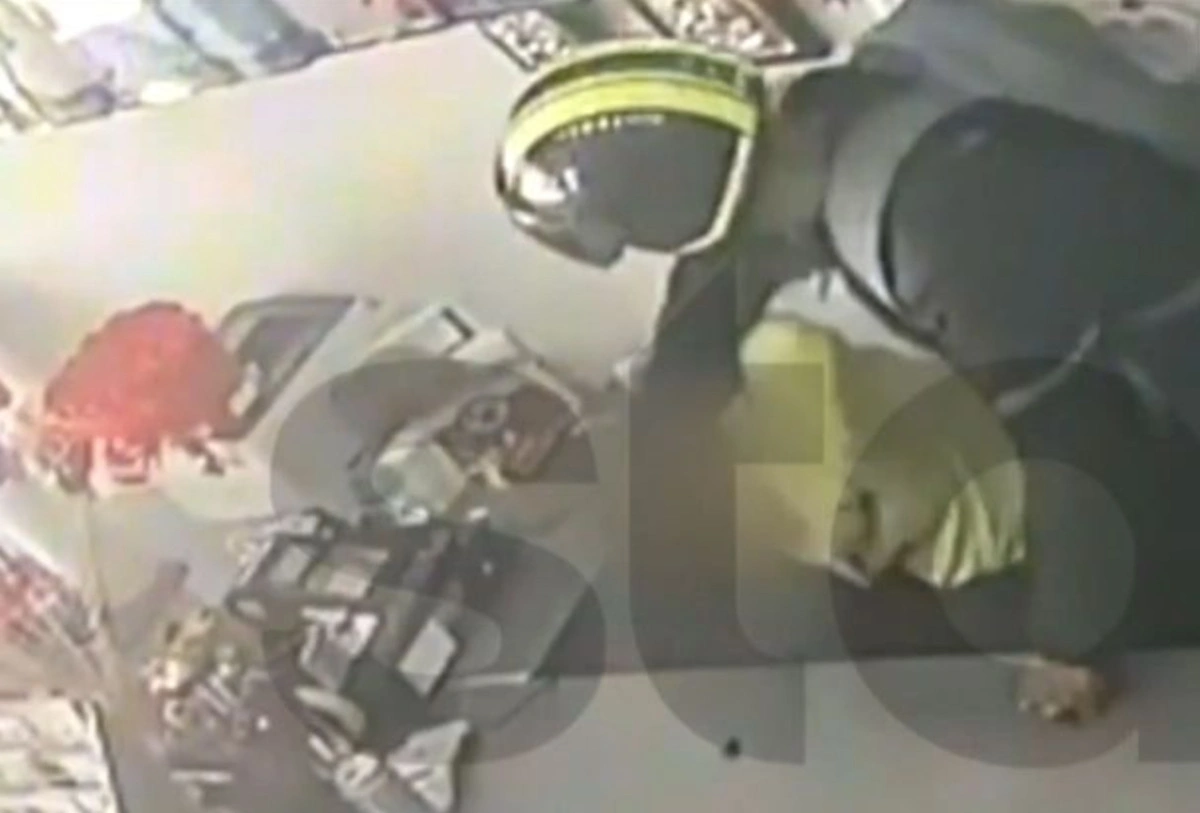 Νέο Ηράκλειο: Πατέρας ξυλοκόπησε τη 25χρονη κόρη του σε κατάστημα - Καρέ-καρέ το άγριο περιστατικό