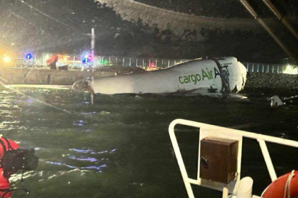 Χονγκ Κονγκ: Αεροσκάφος της Emirates κατέληξε στη θάλασσα μετά την προσγείωση - Δύο νεκροί