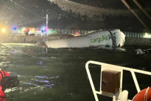 Χονγκ Κονγκ: Αεροσκάφος της Emirates κατέληξε στη θάλασσα μετά την προσγείωση - Δύο νεκροί