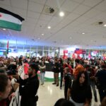 Προσγειώθηκε το αεροπλάνο με τους 27 Έλληνες του στολίσκου για τη Γάζα – Στην Αθήνα και η Τούνμπεργκ