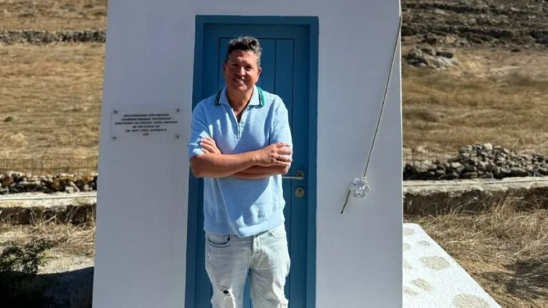 Γιάννης Πουλόπουλος: Έχτισε εκκλησάκι στη Μύκονο για να τιμήσει τη μνήμη του αδερφού του μετά από 30 χρόνια