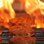 Τέλος στα vegan burgers στην Ευρώπη: Το Ευρωκοινοβούλιο απαγορεύει τα ονόματα όπως «μπιφτέκι», «σνίτσελ» και «λουκάνικο» στα φυτικά προϊόντα