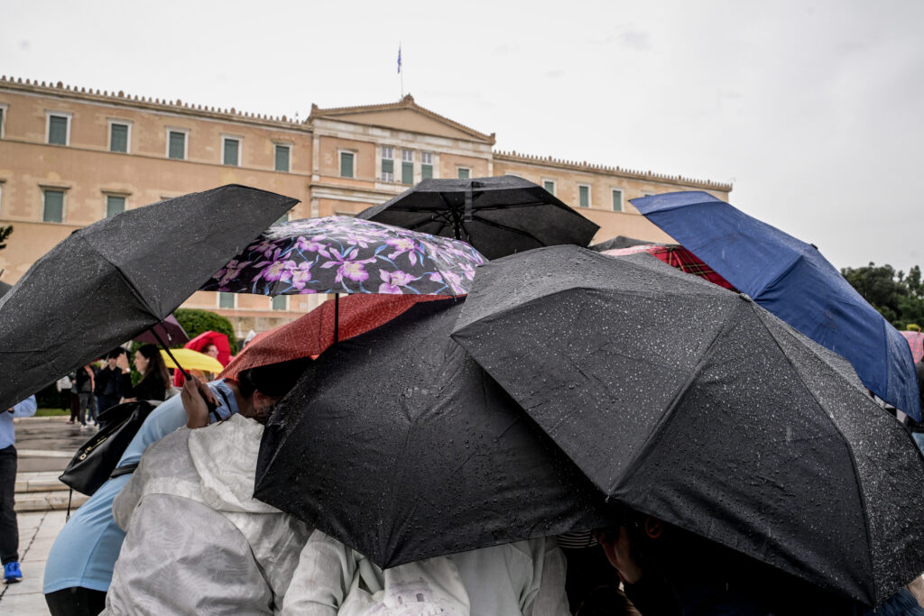 Καιρός σήμερα: Βροχές και καταιγίδες με πτώση θερμοκρασίας