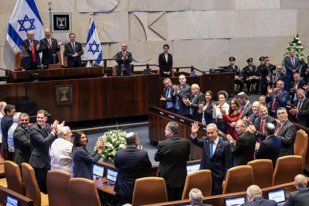 Τραμπ: Δεν σχεδίαζα να ζητήσω χάρη για τον Νετανιάχου, αλλά με παρακίνησε το έντονο χειροκρότημα