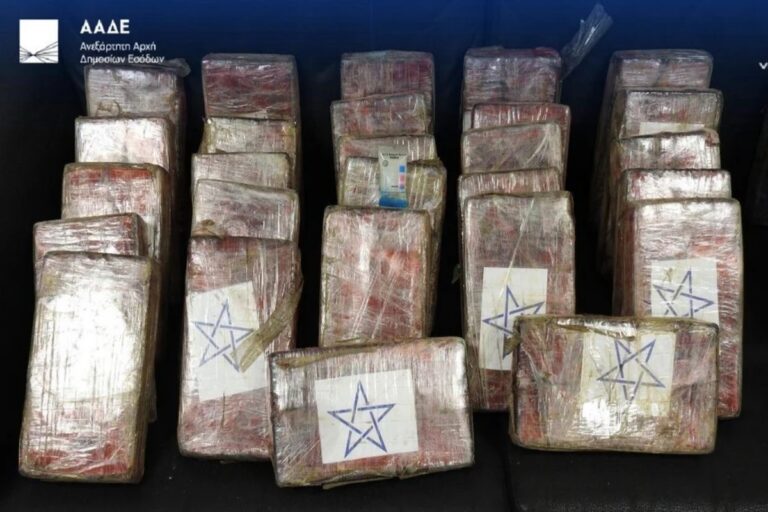 ΑΑΔΕ: Εντόπισε 39 κιλά κοκαΐνης μέσα σε κοντέινερ με μπανάνες στον Πειραιά [Εικόνες]