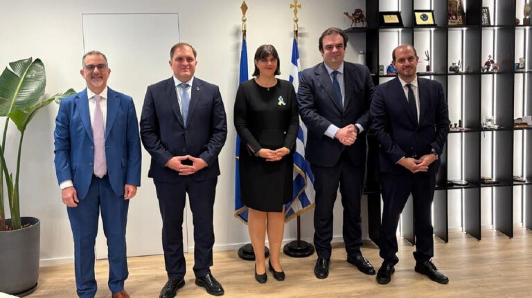 ΤΙ ΚΑΝΟΥΜΕ ΧΩΡΙΣ ΤΗ ΛΑΟΥΡΑ;