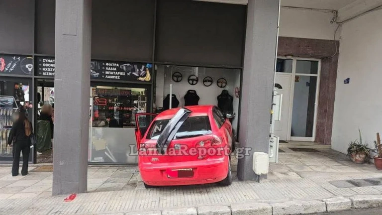 Λαμία: Αυτοκίνητο «καρφώθηκε» σε βιτρίνα καταστήματος [εικόνες]