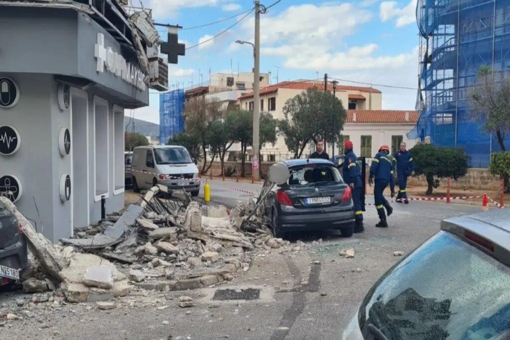 Λαύριο: Το σοκαριστικό βίντεο με την κατάρρευση μπαλκονιού – Άγιο είχε γυναίκα