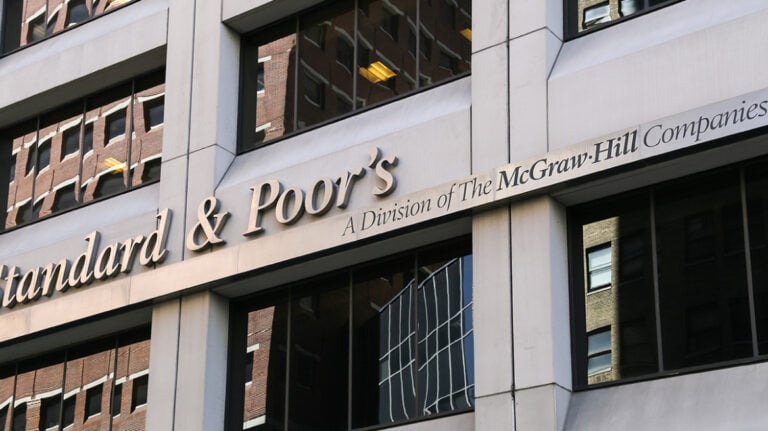 S&P Global: Επιβεβαίωσε το ελληνικό αξιόχρεο στη βαθμίδα ΒΒΒ με σταθερές προοπτικές