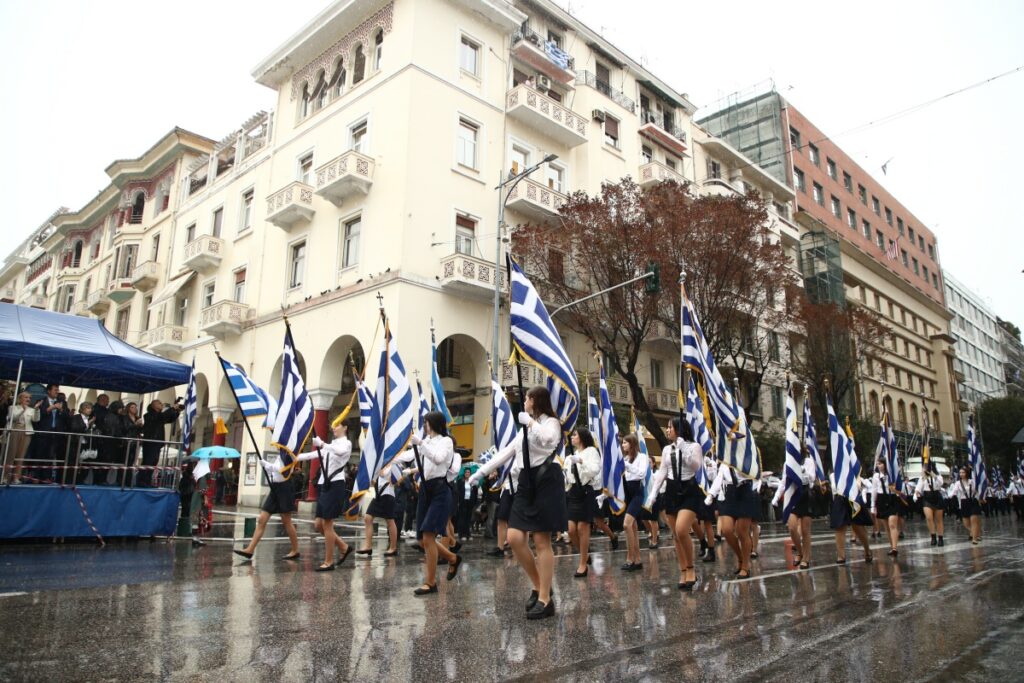 Θεσσαλονίκη: Mε υπερηφάνεια και υπό έντονη βροχόπτωση η μαθητική παρέλαση για την επέτειο της 28ης Οκτωβρίου [Εικόνες-Βίντεο]