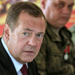 Μεντβέντεφ για τον πόλεμο στο Ιράν: Ας δούμε ποιος θα αντέξει περισσότερο – Η Περσική Αυτοκρατορία ή οι ΗΠΑ;