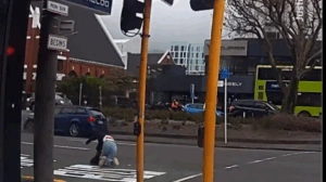 Νέα Ζηλανδία: Δυνατοί άνεμοι πέταξαν γυναίκα στη μέση του δρόμου