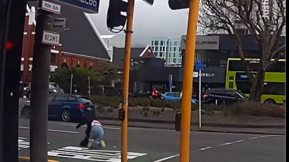 Νέα Ζηλανδία: Δυνατοί άνεμοι πέταξαν γυναίκα στη μέση του δρόμου