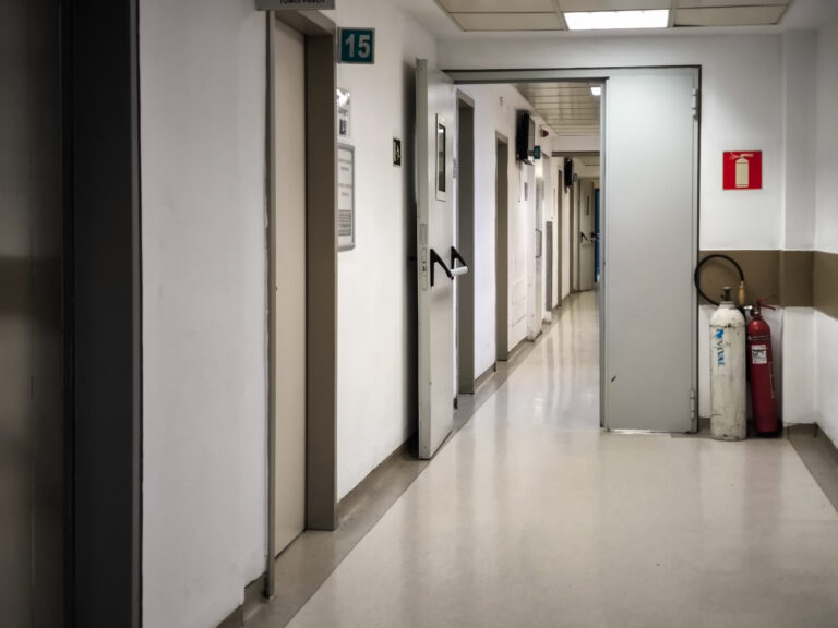 Σοκάρει η 20χρονη γυμνάστρια που υπέστη έγκαυμα κατά τη διάρκεια χειρουργικής επέμβασης: «Ο γιατρός μου έριξε στην πληγή ένα υγρό και μετά μύρισα καμένο»