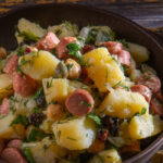 Πανεύκολη πατατοσαλάτα με λουκάνικο