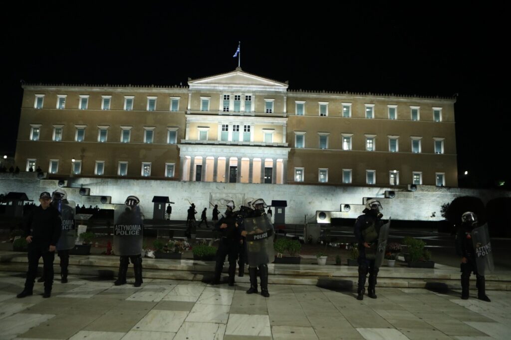 Σύνταγμα: Αστυνομικές δυνάμεις μπροστά από το Μνημείο του Άγνωστου Στρατιώτη, λόγω πορείας [Εικόνες-