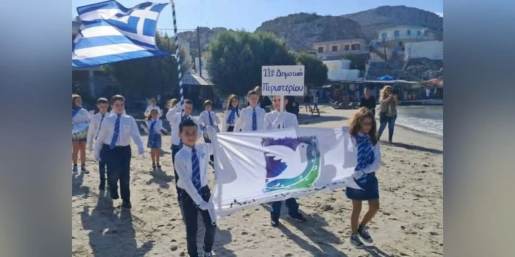 Ψέριμος: Εφέτος δεν παρήλασαν μόνοι τους οι δύο μαθητές – Στο ακριτικό νησί το 11ο δημοτικό σχολείο Περιστερίου