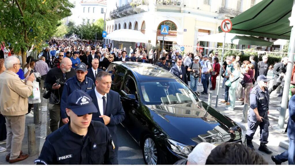 Διονύσης Σαββόπουλος: Τραγουδοποιός έφυγε λίγο μετά την κηδεία του τρεκλίζοντας από το αλκοόλ
