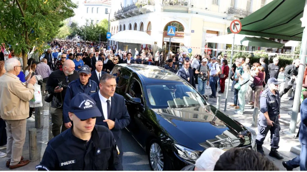 Διονύσης Σαββόπουλος: Τραγουδοποιός έφυγε λίγο μετά την κηδεία του τρεκλίζοντας από το αλκοόλ