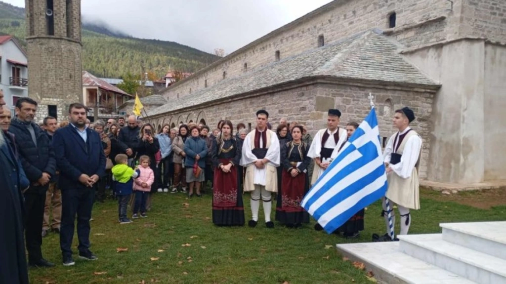 28η Οκτωβρίου: Συγκινητική παρέλαση με τιμή προς το μνημείο της «Γυναίκας της Πίνδου»