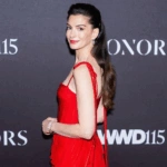 Η Αν Χάθαγουεϊ φόρεσε vintage Valentino στο κόκκινο χαλί των WWD Honors
