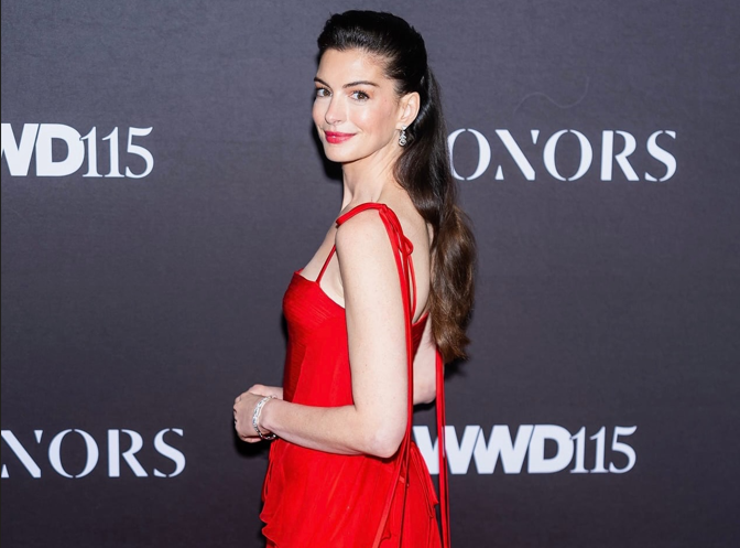 Η Αν Χάθαγουεϊ φόρεσε vintage Valentino στο κόκκινο χαλί των WWD Honors