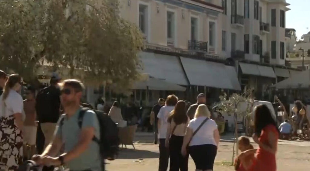 Μετά την παρέλαση γέμισαν τα καφέ της Πλάκας